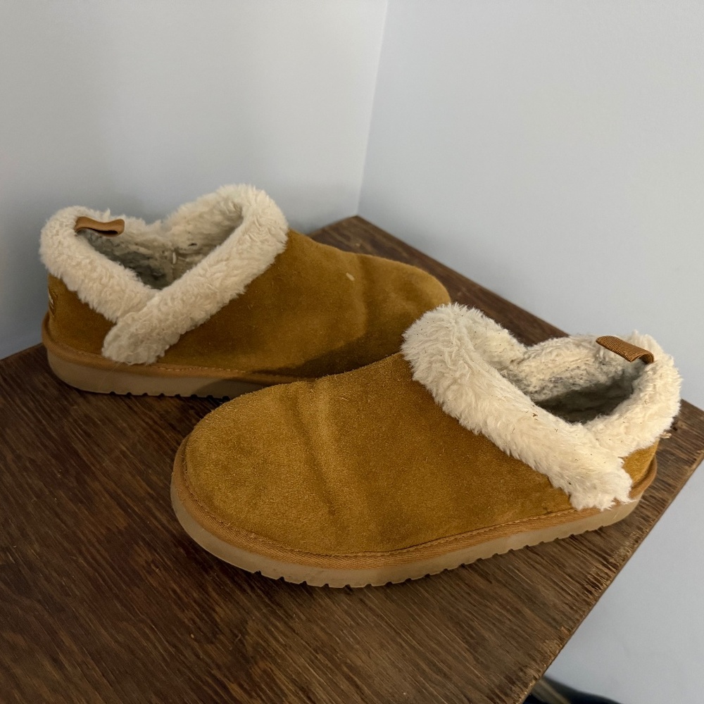 Women’s Koolaburra by UGG Size 9 Very good condition, just the one small spot
